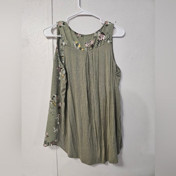 Janetchung Green Floral Tank Top! - Picture 6 of 6